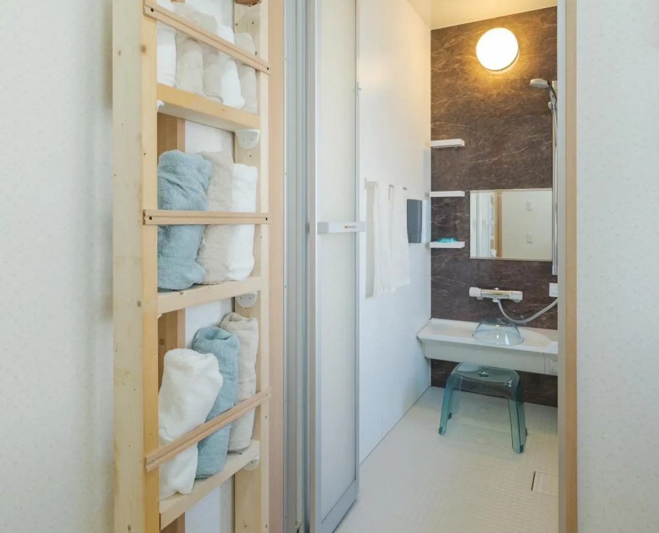 Apartment Haruhi Station Guesthouse: Pet-Friendly with Wine Shop Partnership Kasugai