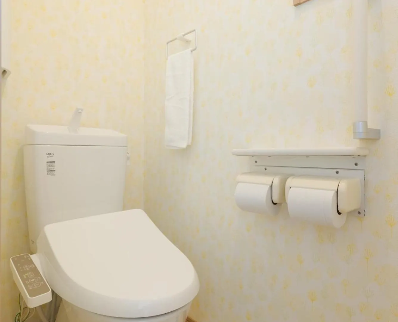 Apartment Haruhi Station Guesthouse: Pet-Friendly with Wine Shop Partnership Kasugai